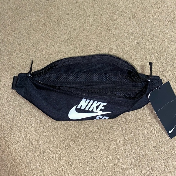 Nike Fanny pack. Never worn before tag is still on. - Picture 2 of 4